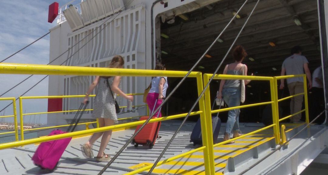 Pasajeros embarcan en el ferri, en el puerto de Gandia, para viajar a las Baleares. 