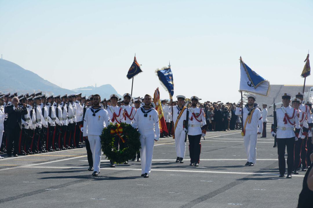 Homenaje a los caidos en la Jura de Bandera en la cubierta del buque &quot;Juan Carlos I&quot;