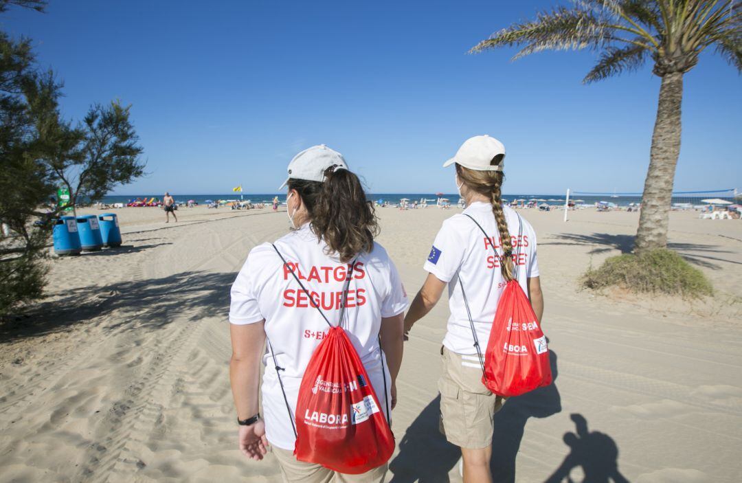 Informadores de playa en Gandia