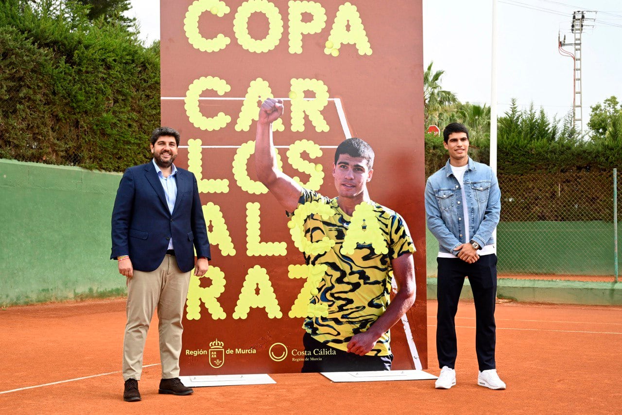 El presidente de la Comunidad, Fernando López Miras, y el tenista Carlos Alcaraz, junto al cartel de la competición