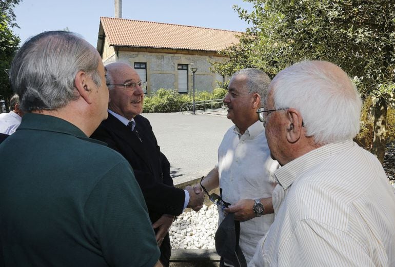 De izquierda a derecha, el secretario general de Gipuzkoa, Iñaki Arriola, el exlehendakari José Antonio Ardanza, y el socialista Miguel Buen junto al hermano del exconsejero socialista del Gobierno Vasco, Jose Ramón Recalde.