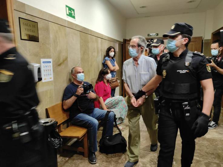 Imagen del detenido, dirigiéndose a la Sala de vistas