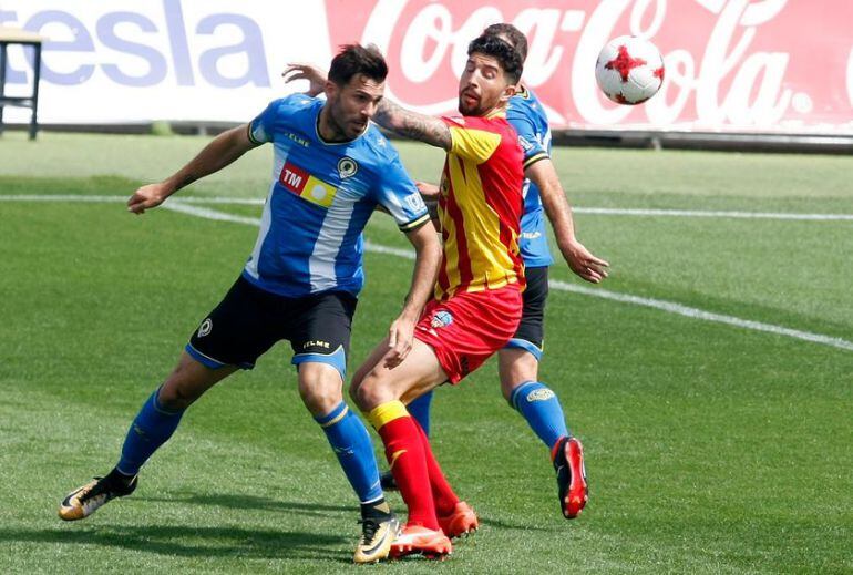 David Torres intenta rematar un balón de cabeza