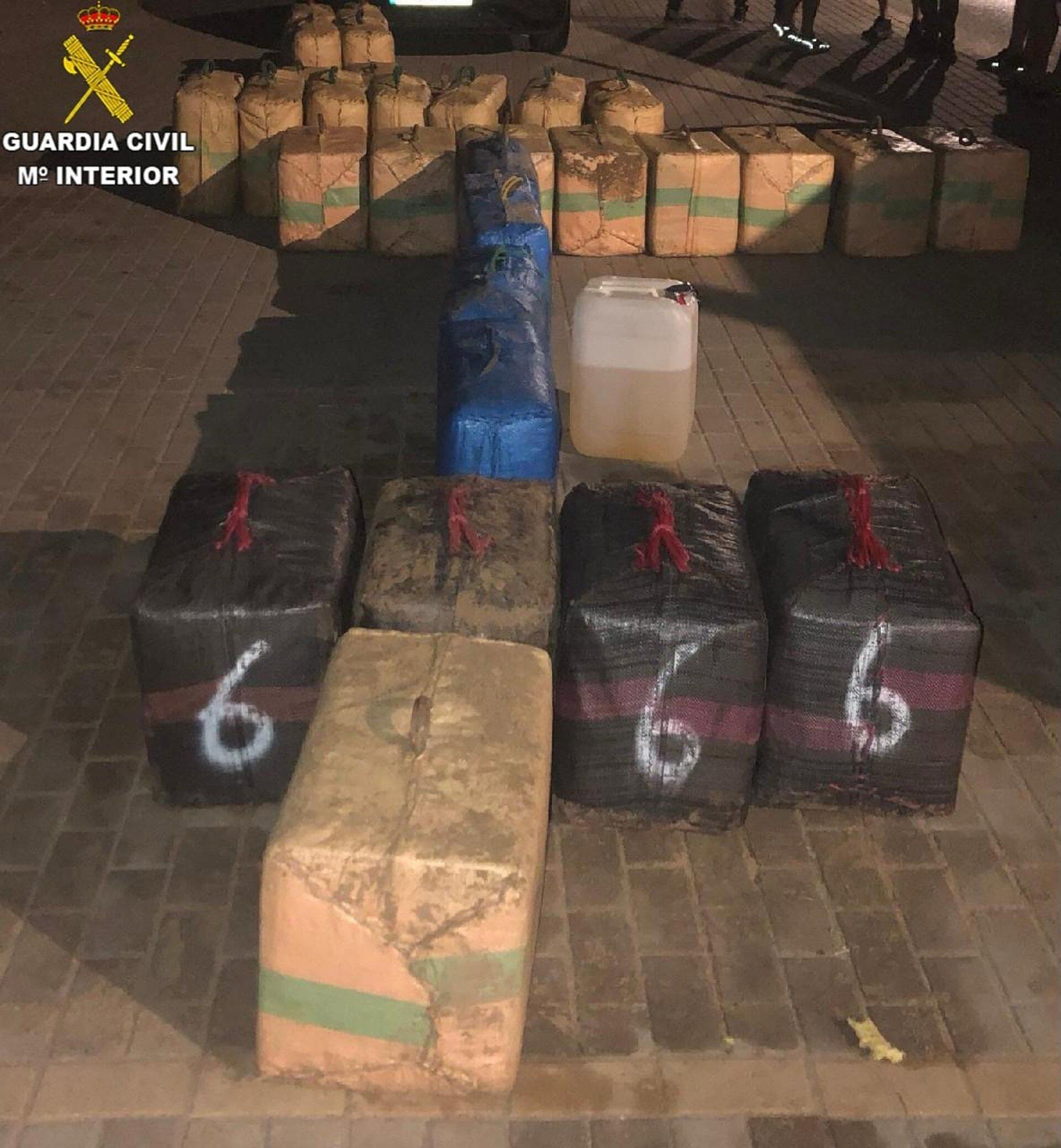 Parte de la droga intervenida por la Guardia Civil