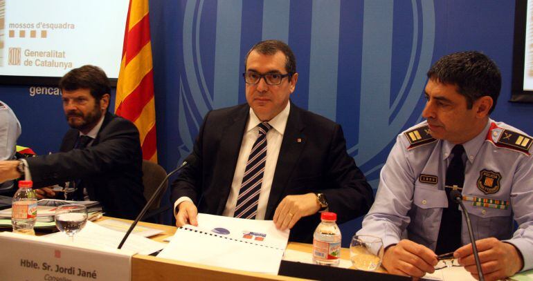El conseller d'Interior, Jordi Jané, entre el director general de la Policia, Albert Batlle, i el comissari en cap dels Mossos, Josep Lluís Trapero