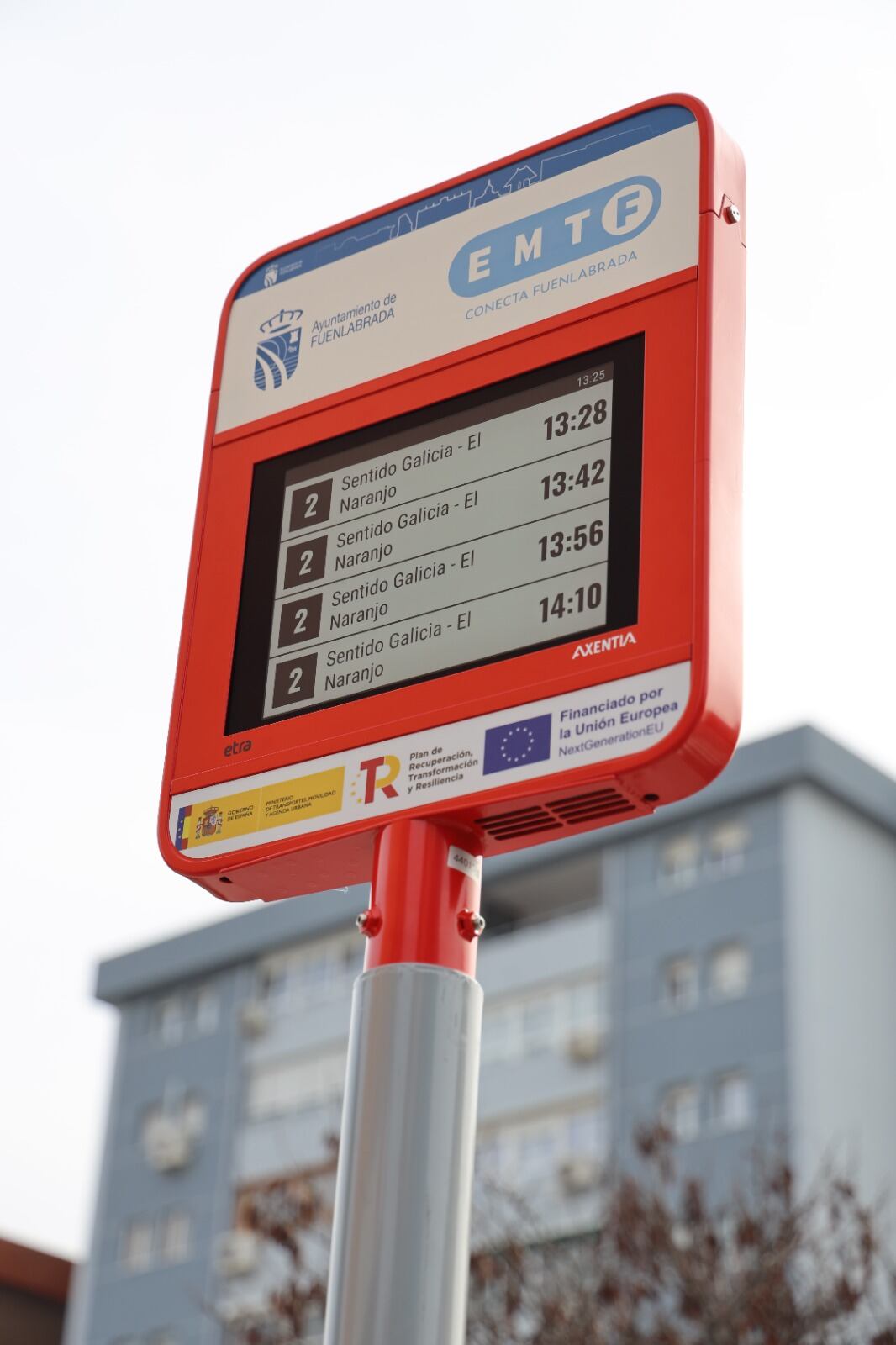 Pantalla con información de frecuencia de paso de los autobuses de la EMTF de Fuenlabrada.