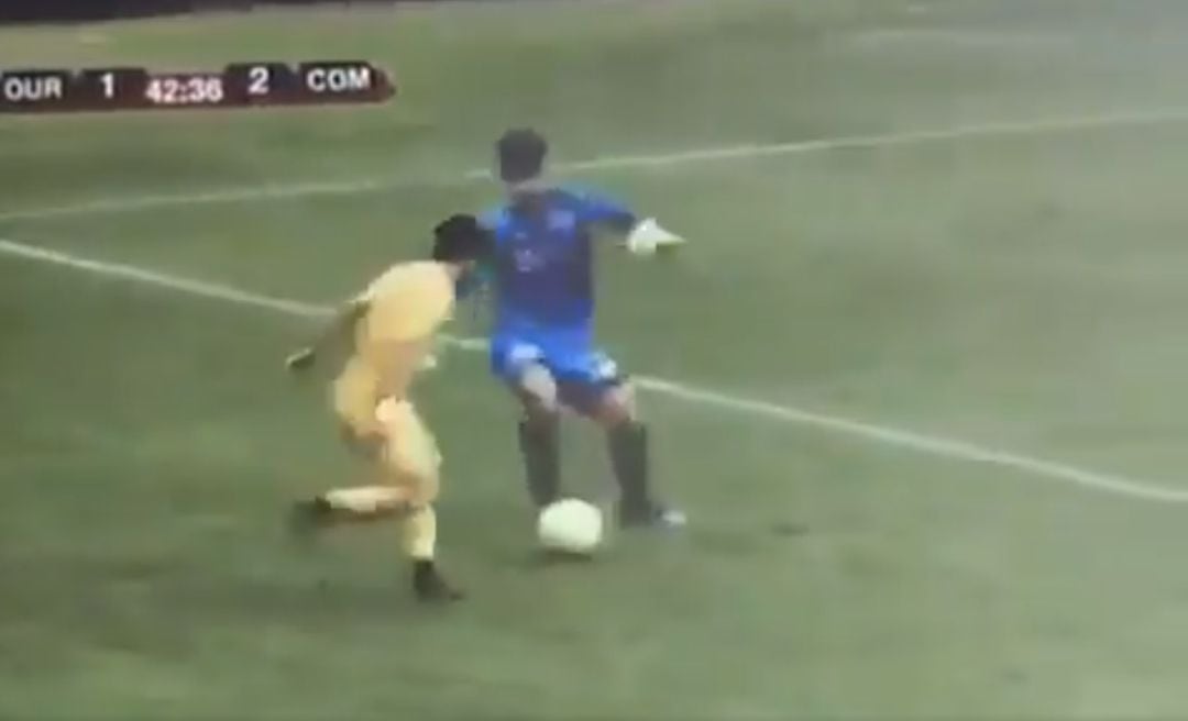 Momento en el que Cristian Parra tira el caño al delantero