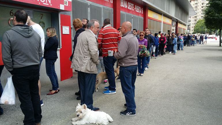 Colas en El Molinón para retirar entradas.