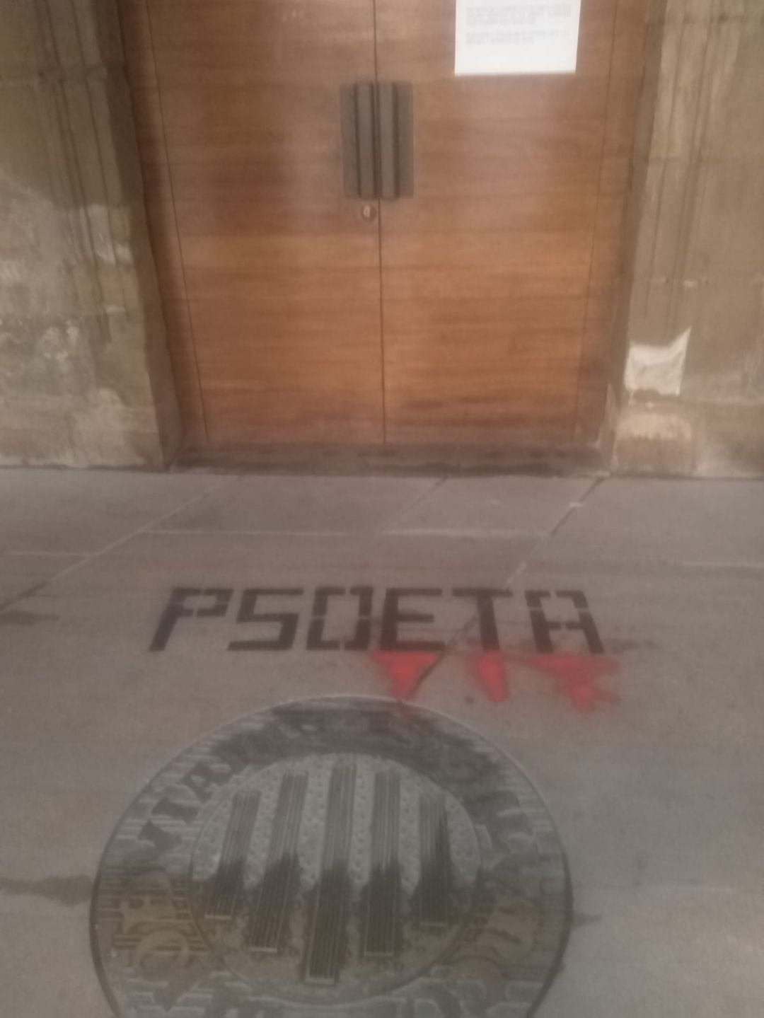 Pintada en el Ayuntamiento de Viana