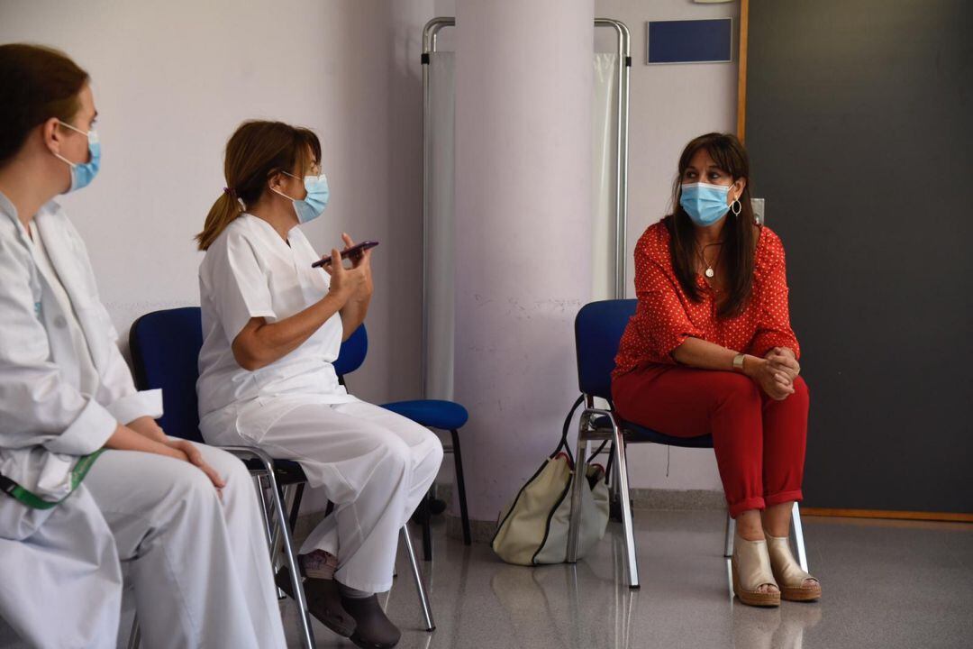 La consejera de Sanidad, Sira Repollés, durante una de las reuniones que ha mantenido con profesionales sanitarios 