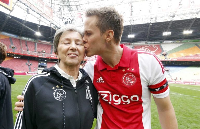 Uno de los capitanes del Ajax, Niklas Moisander, junto a su madre en el Amsterdam Arena.