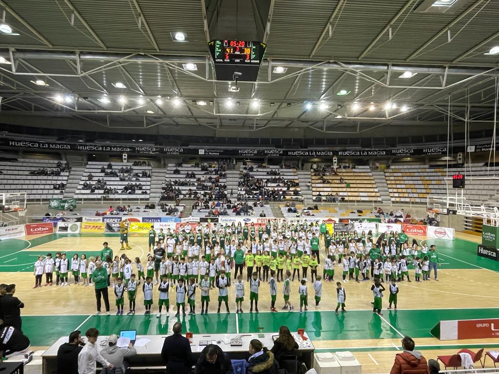 El CB Peñas presentó a su cantera en el descanso del partido