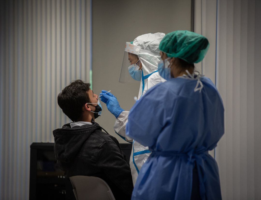 Un hombre recibe una prueba PCR en una imagen de archivo.