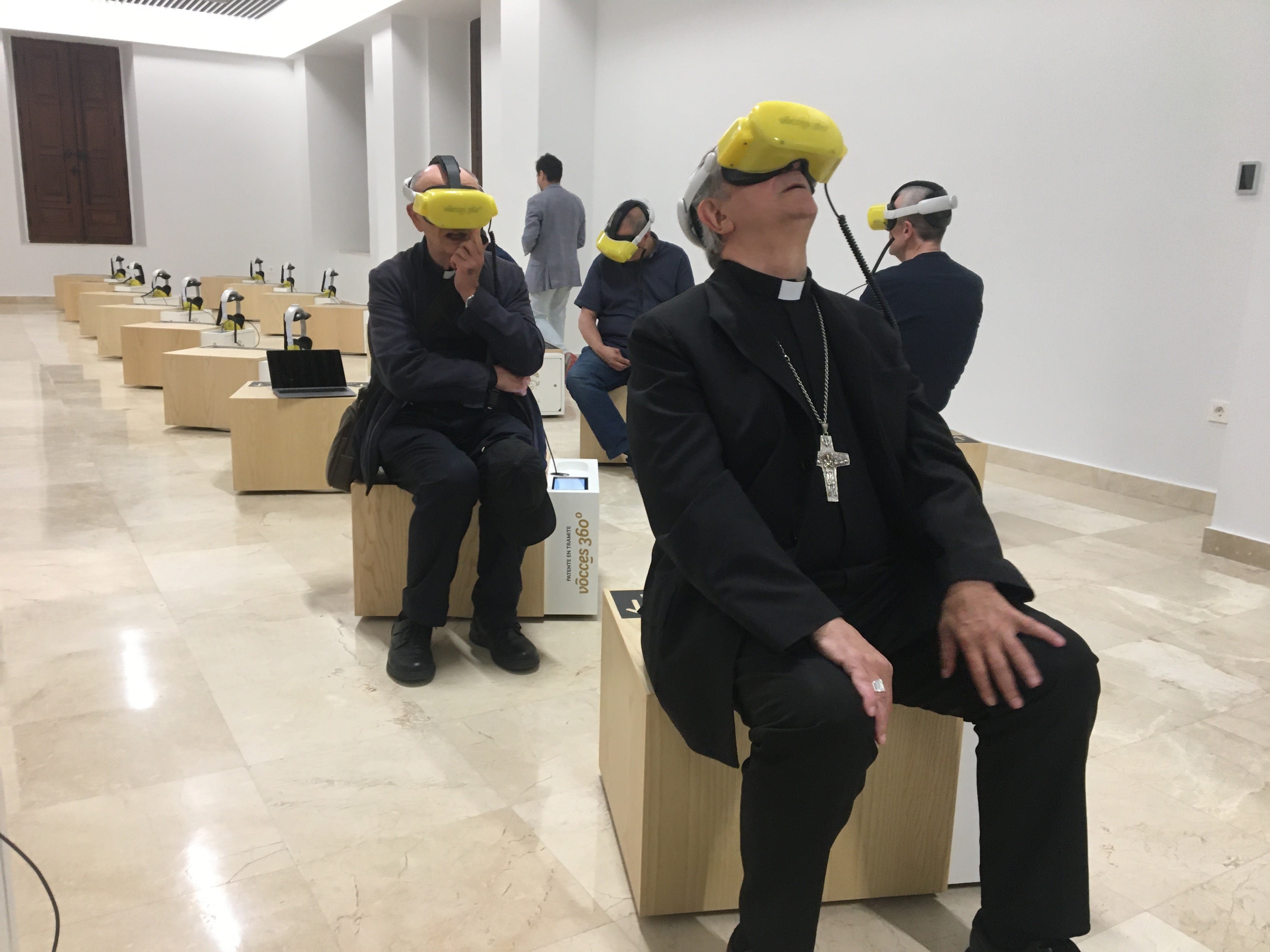 El Obispo de Salamanca, José Luis Retana, probando las gafas de realidad virtual