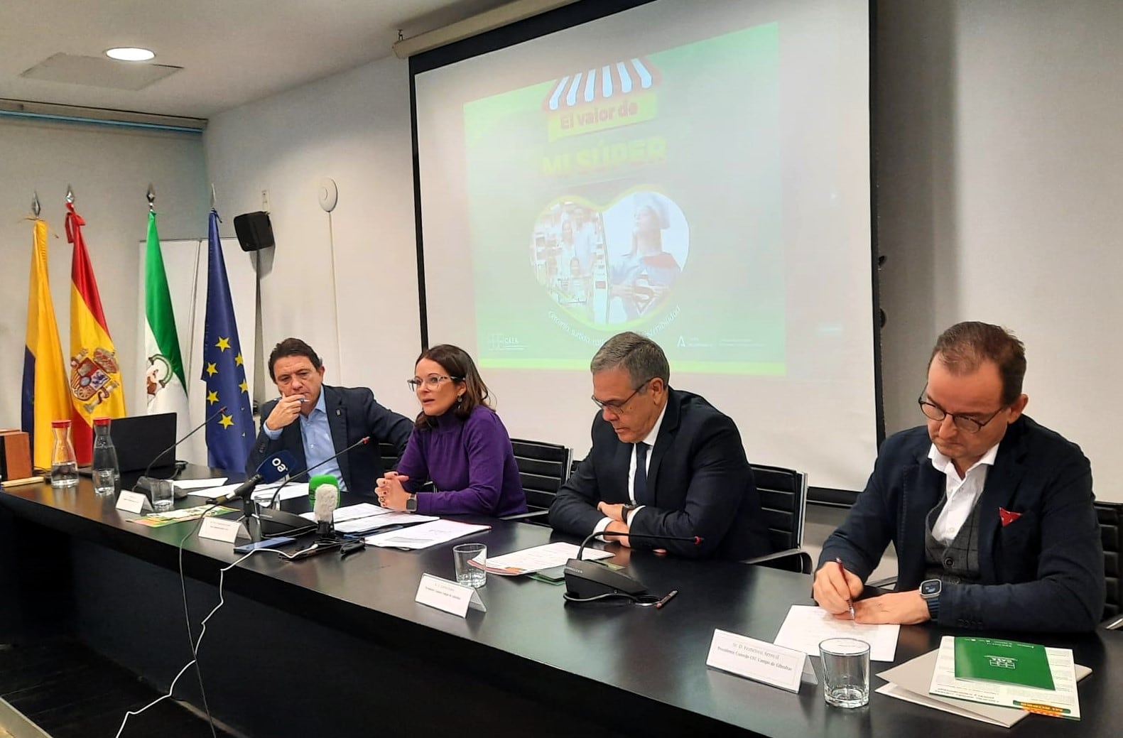 Presentación de la campaña &quot;El valor de mi súper&quot; en la Cámara de Comercio del Campo de Gibraltar. De Izquierda a derecha: Daniel Sánchez Román, delegado territorial de Empleo, Empresa y Trabajo Autónomo en Cádiz; Raquel Ruiz Galán, vocal de Supermercados de CAEA; Carlos Fenoy, el presidente de la Cámara; Francisco Arroyal, presidente del Consejo de la Confederación de Empresarios de Cádiz en el Campo de Gibraltar.