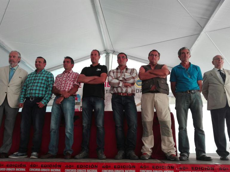 Los dueños de las ganaderías premiadas posan junto a Alonso Álvarez de Toledo (izquierda), presidente de la Asociación, y a Juan José Vila, presidente de la IGP &quot;Carne de Ávila&quot;