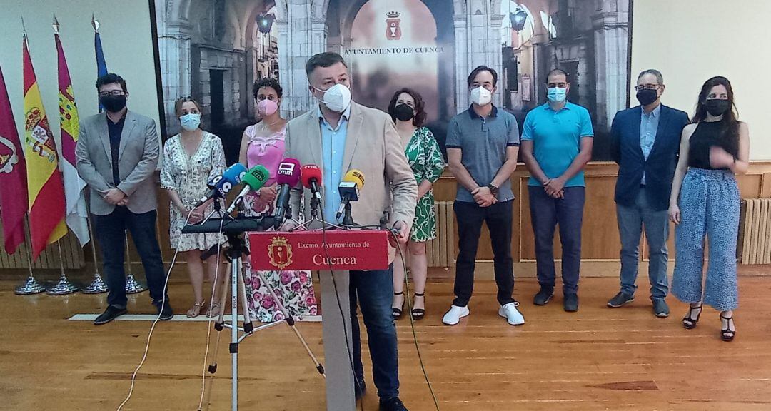 Darío Dolz, alcalde de Cuenca, con su equipo de Gobierno en la presentación de la remodelación de concejalías.