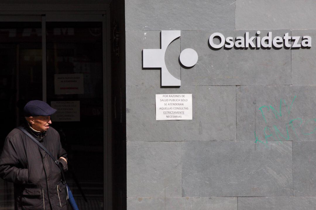 Un anciano abandona un centro de salud de Vitoria con restricciones por el coronavirus