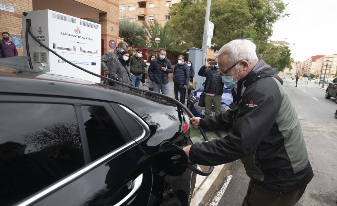 El alcalde de València, Joan Ribó, recargando un coche eléctrico en uno de los puntos de recarga eléctrica de la ciudad. 