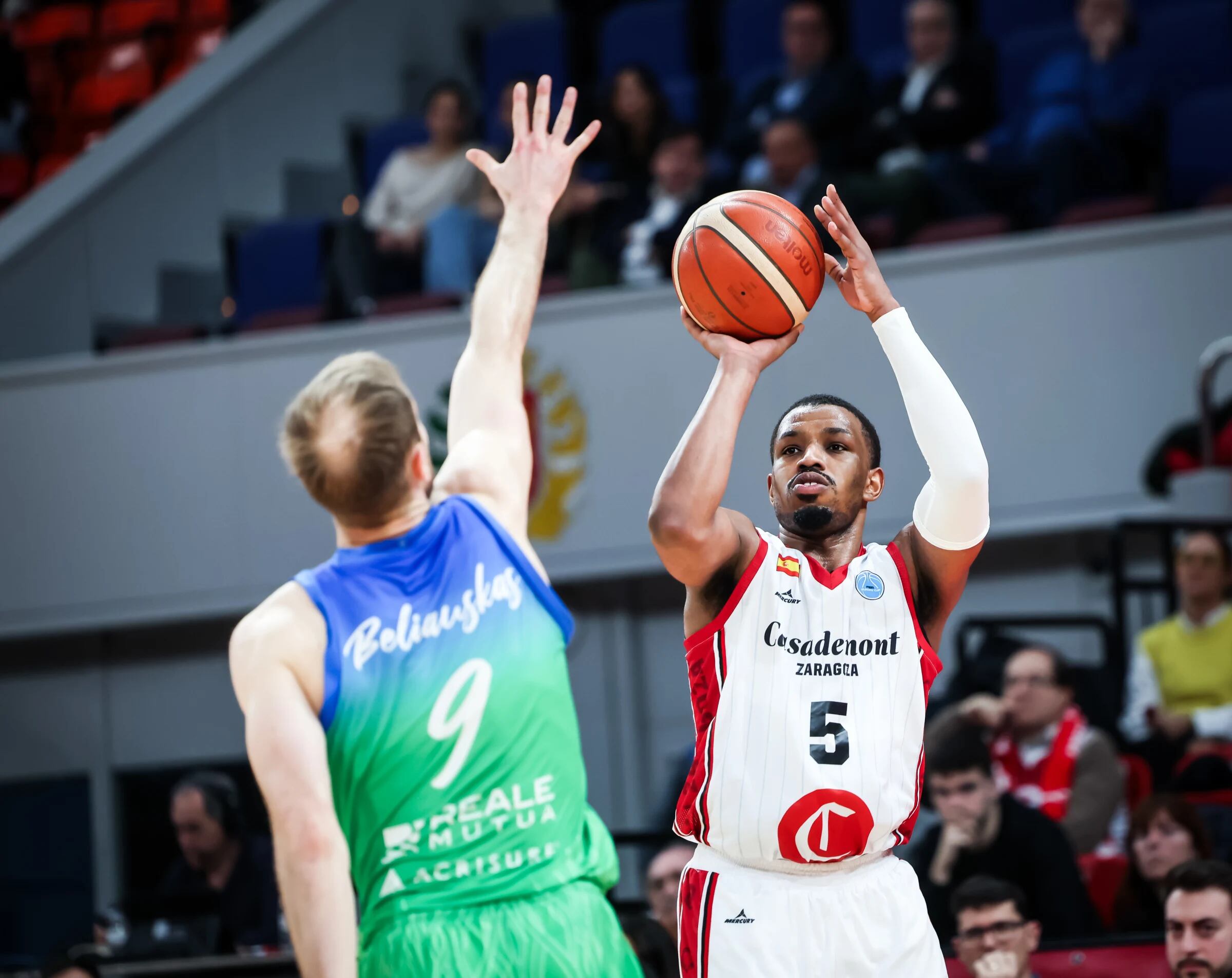 Isaiah Washington lanza a la canasta del Sassari