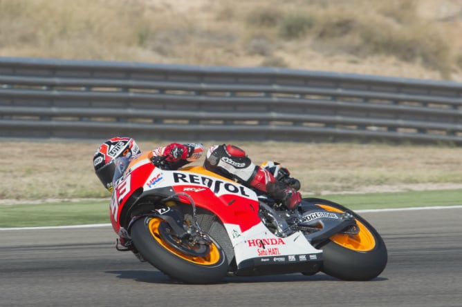 Marc Márquez toma una curva en Aragón