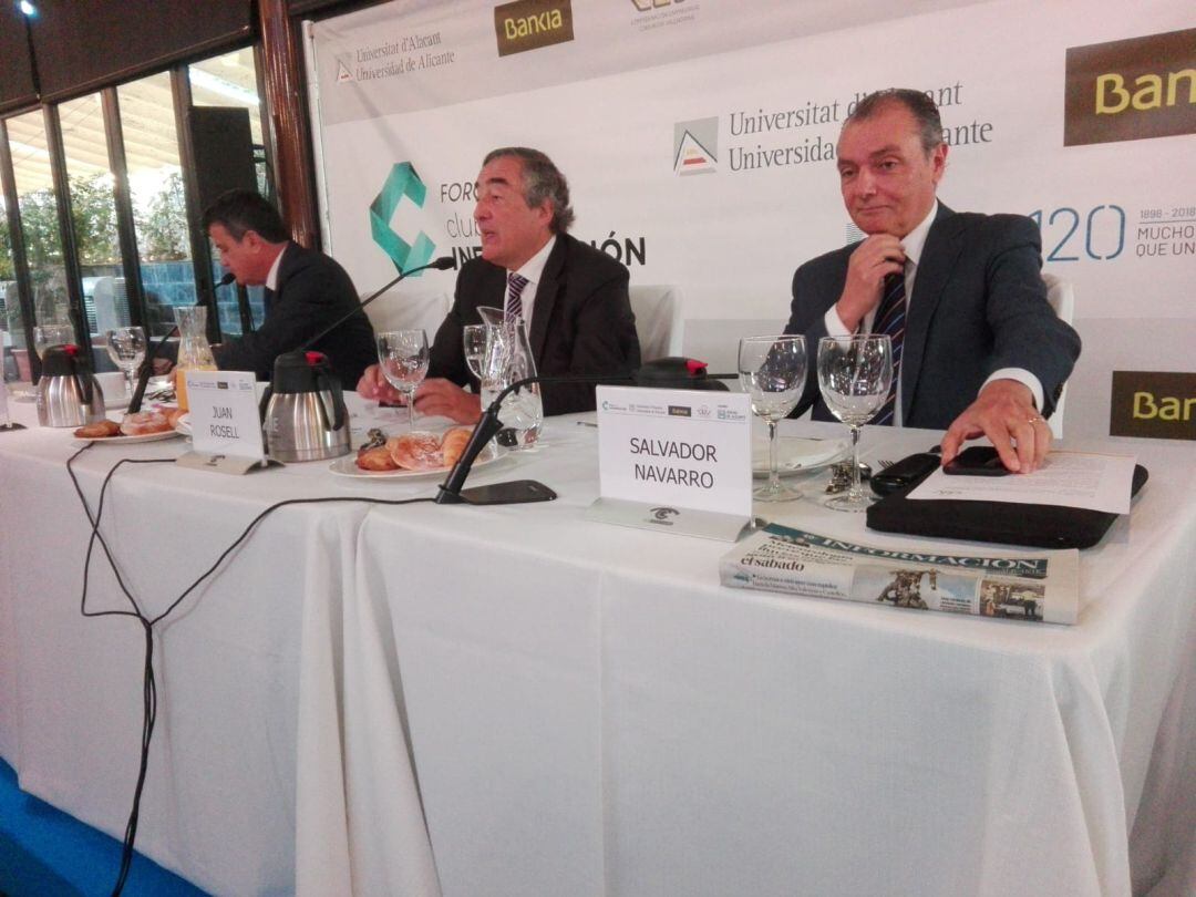 El presidente de la CEOE, Juan Rosell (c) y el de la CEV, Salvador Navarro (d), en el desayuno-coloquio organizado este jueves en Alicante.