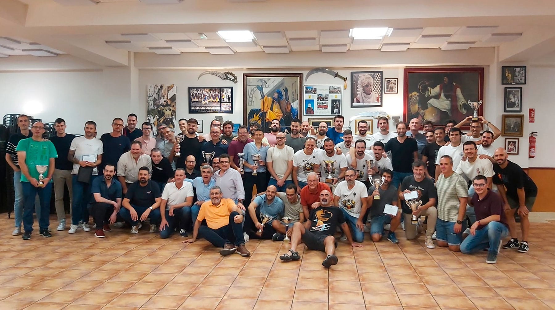 Foto de familia de los participantes en la cena de entrega de trofeos de la liga local de baloncesto que tuvo lugar hace unos pocos días en la filà Llana