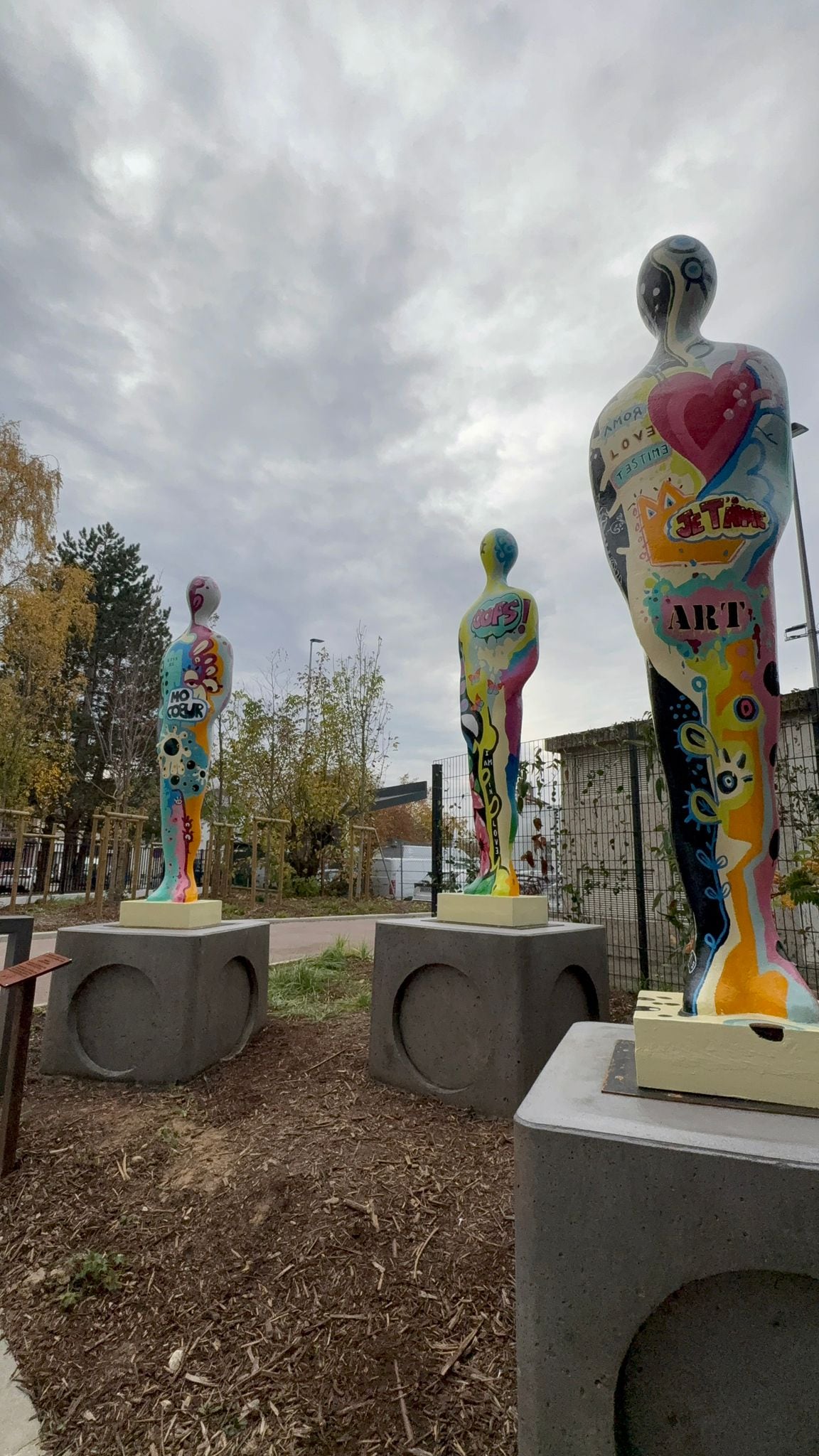 Las esculturas, parte de su colección Citizens, superan los dos metros y medio y dialogan con el espacio urbano.