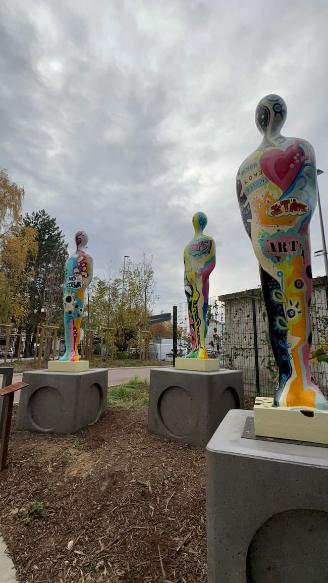 Las esculturas, parte de su colección Citizens, superan los dos metros y medio y dialogan con el espacio urbano.