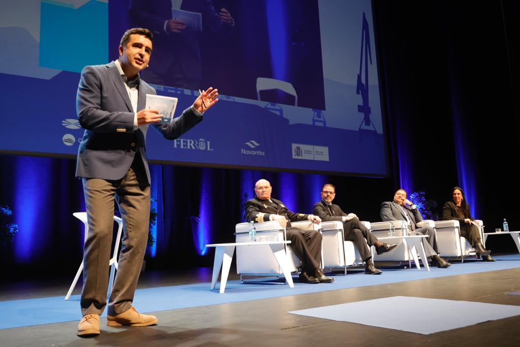 El periodista ferrolano Luis Fraga condujo el evento (foto: Concello de Ferrol)