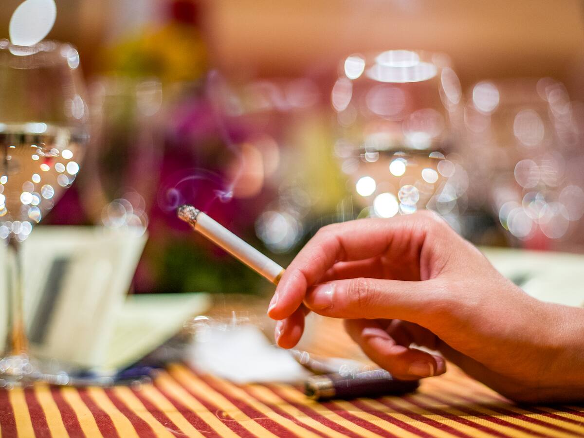 Los restauradores de Baleares rechazan la reforma de la Ley del Tabaco que prohibirá fumar en terrazas