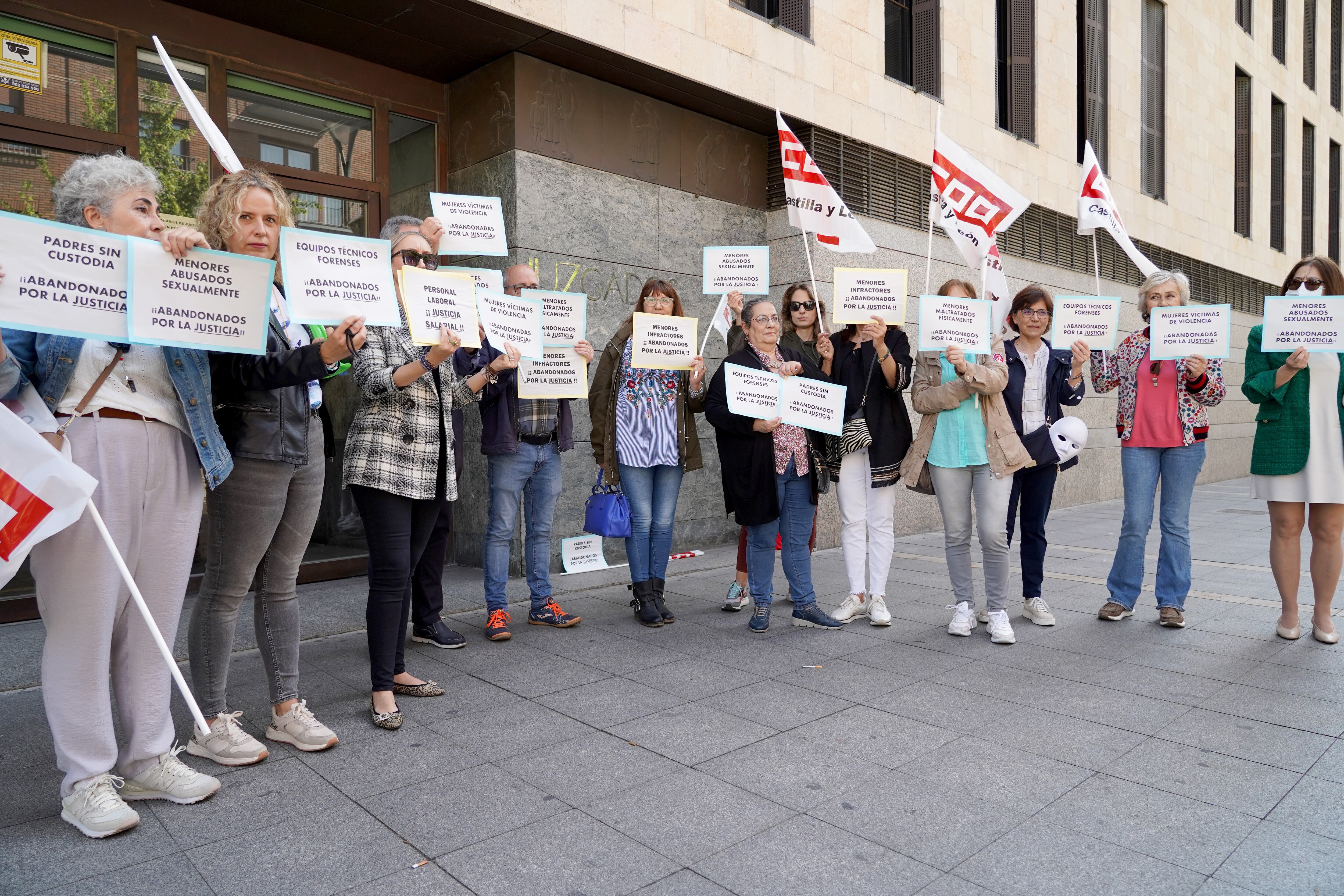 Concentración del personal laboral de la administración de Justicia a las puertas de los juzgados