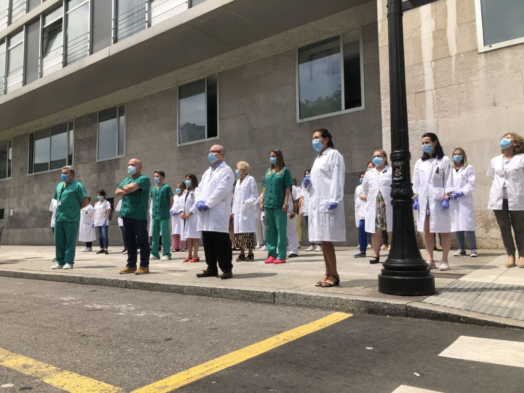 Facultativos concentrados en Puerta La Villa (Gijón) para agradecer el galardón.