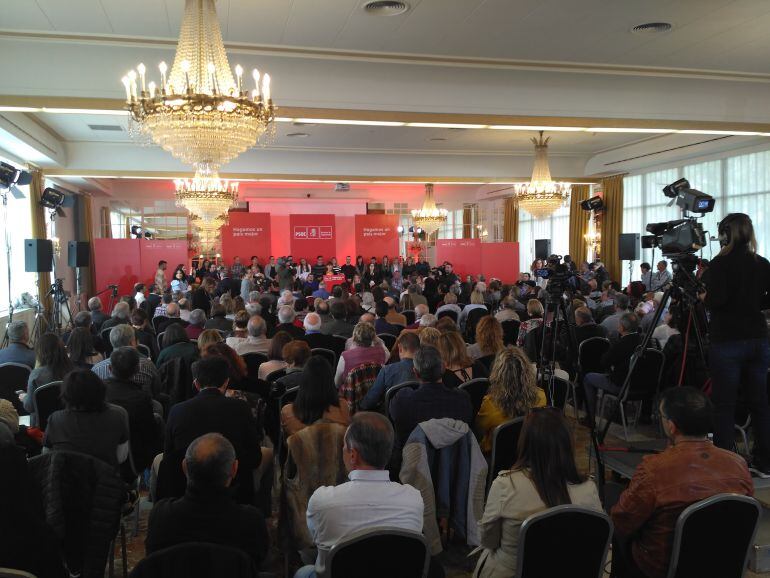 Varios cientos de personas siguieron la intervención política del secretario general del PSOE en un céntrico hotel pamplonés.