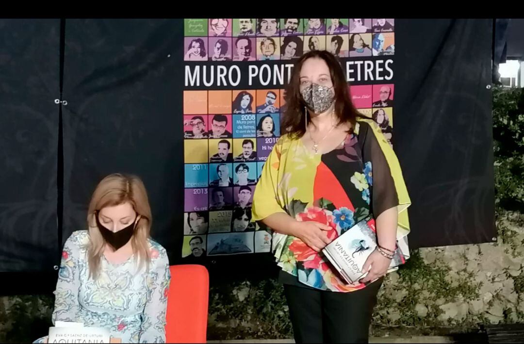 La concejal de Cultura, Xelo Cascant junto a la escritora Eva García Sáenz de Urturi