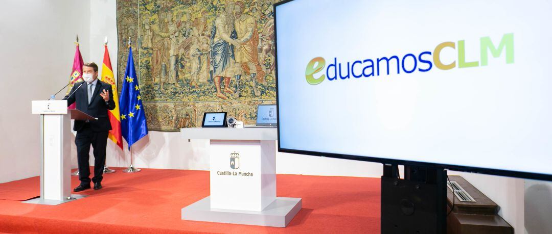 El jefe del Ejecutivo autonómico, Emiliano García-Page, presenta en el Palacio de Fuensalida, la nueva plataforma educativa ´EducamosCLM&quot;