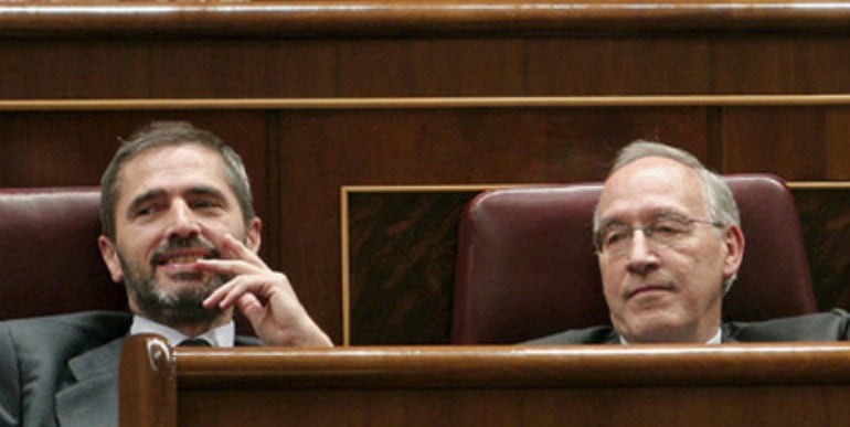 Foto de archivo de Carlos Aragonés y Manuel Pizarro en el Congreso.