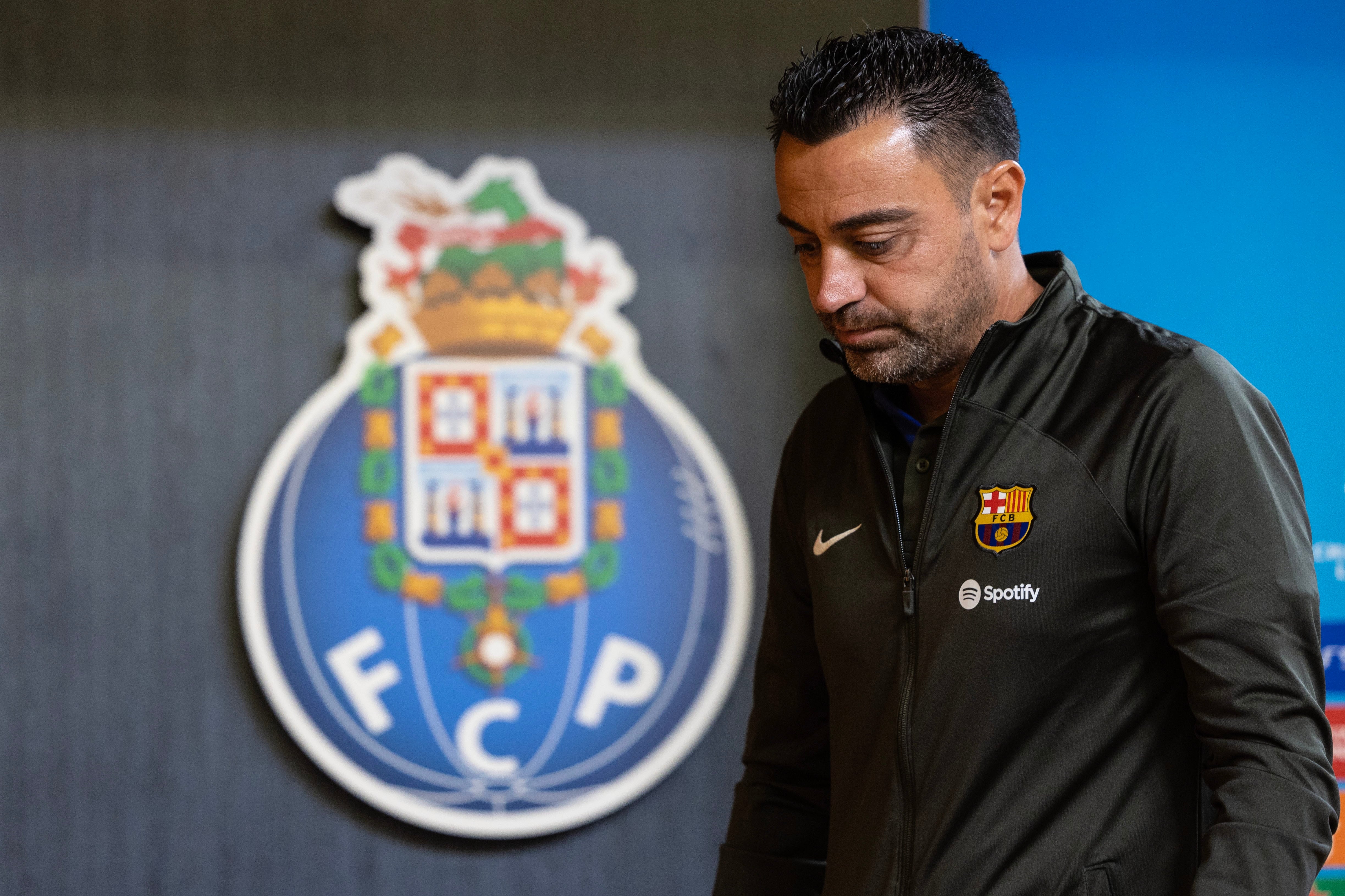 El entrenador del FC Barcelona, Xavi Hernández, antes del partido contra el Oporto