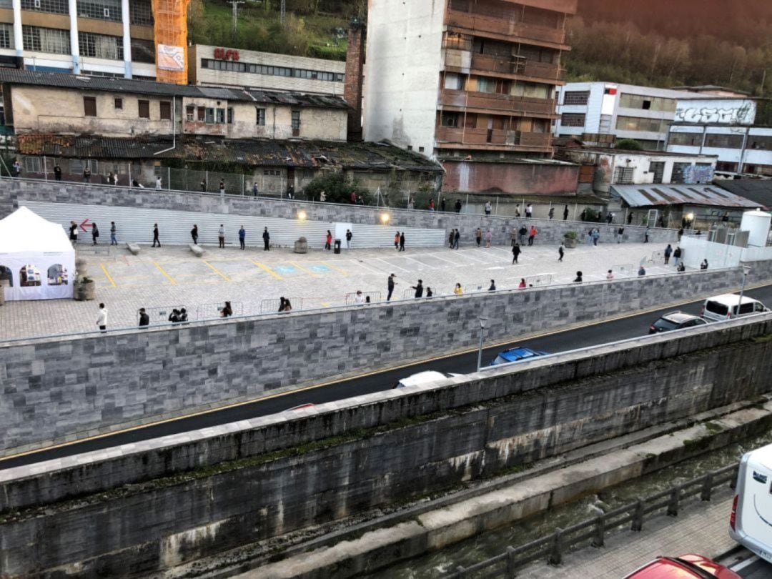 Imagen del parking del hospital de Eibar, semanas atrás durante el cribado masivo en la ciudad