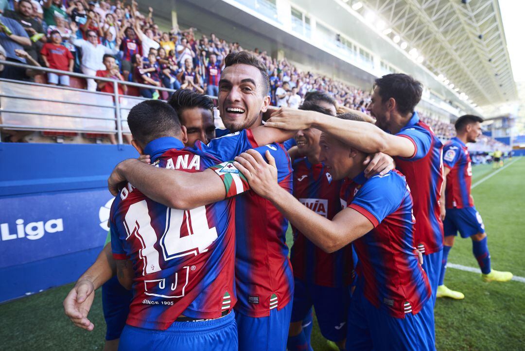 Los jugadores del Eibar celebran el primer gol. 