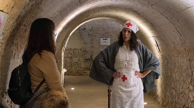 La actriz Elisa Carratala en medio de una representación en el refugio de la Guerra Civil de la C/ Calderón de la Barca de Cuenca.