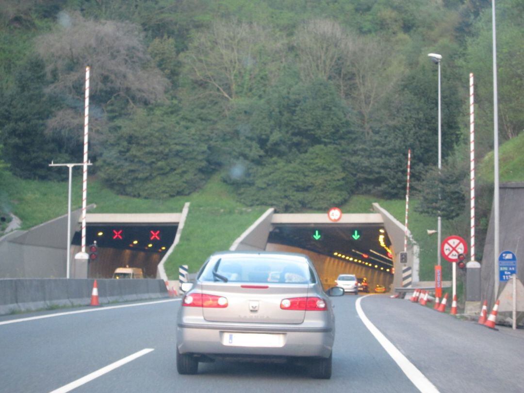 Vehículo accediendo a los túneles de Malmasin