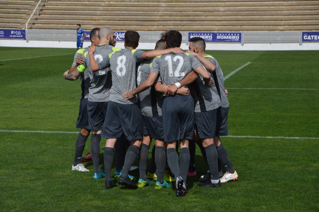 Los jugadores blanquiazules celebran uno de los goles