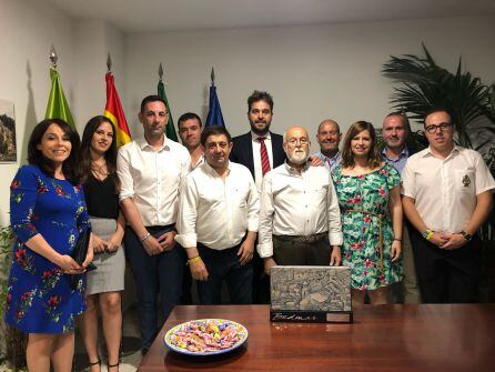 Foto de familia, el pregonero (Primera fila, tercero por la derecha), con concejales y familiares