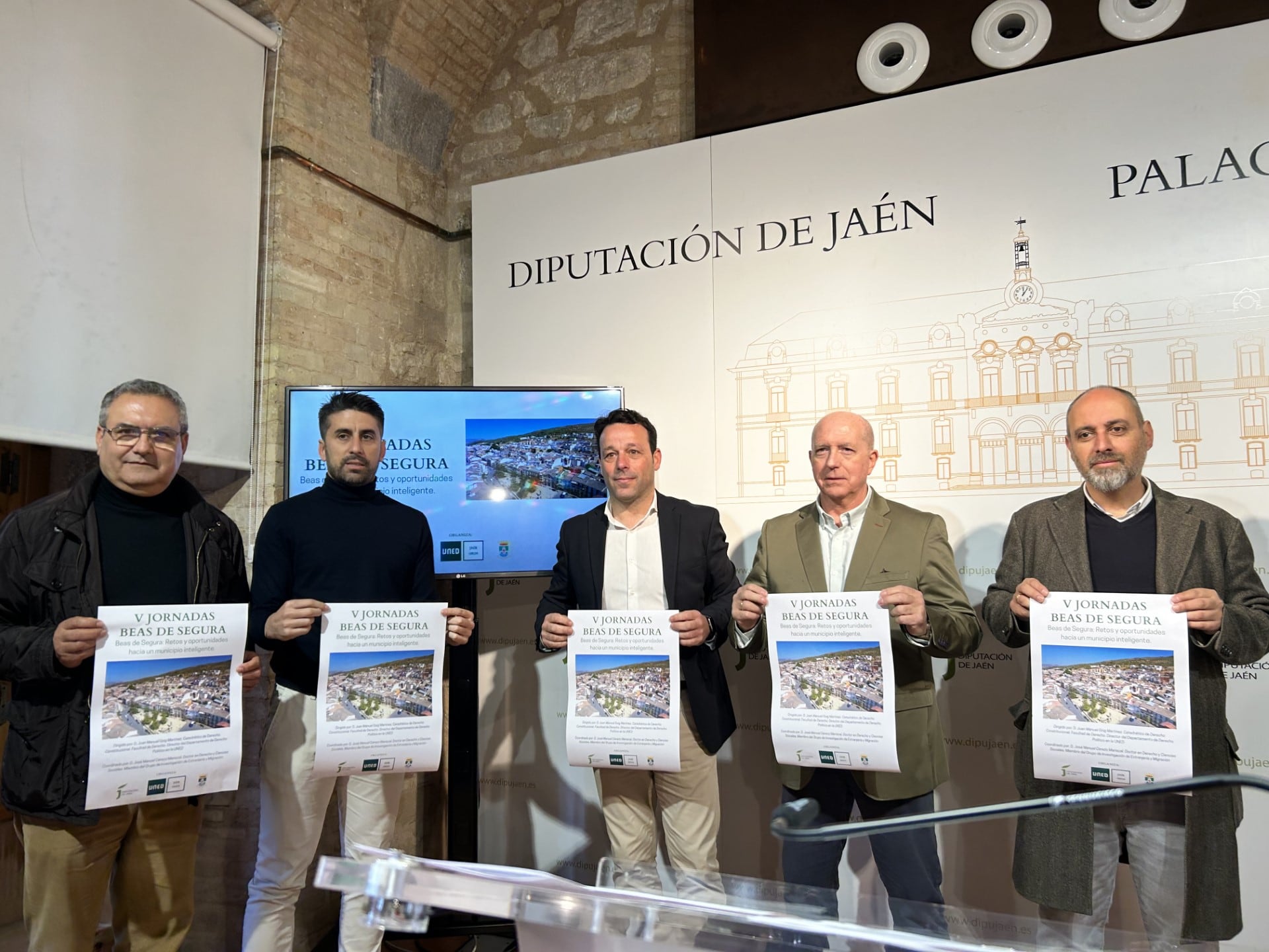 De izquierda a derecha, el director de la UNED, Manuel Valdivia; el alcalde de Beas, José Alberto Rodríguez; el diputado de Agricultura y Medio Ambiente, Javier Perales; el coordinador de las jornadas, José Manuel Cerezo, y el secretario de la UNED, Vicente Ruiz.