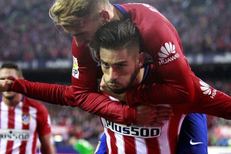 Yannick Ferreira-Carrasco celebra su gol ante el Valencia con el francés Antoine Griezmann