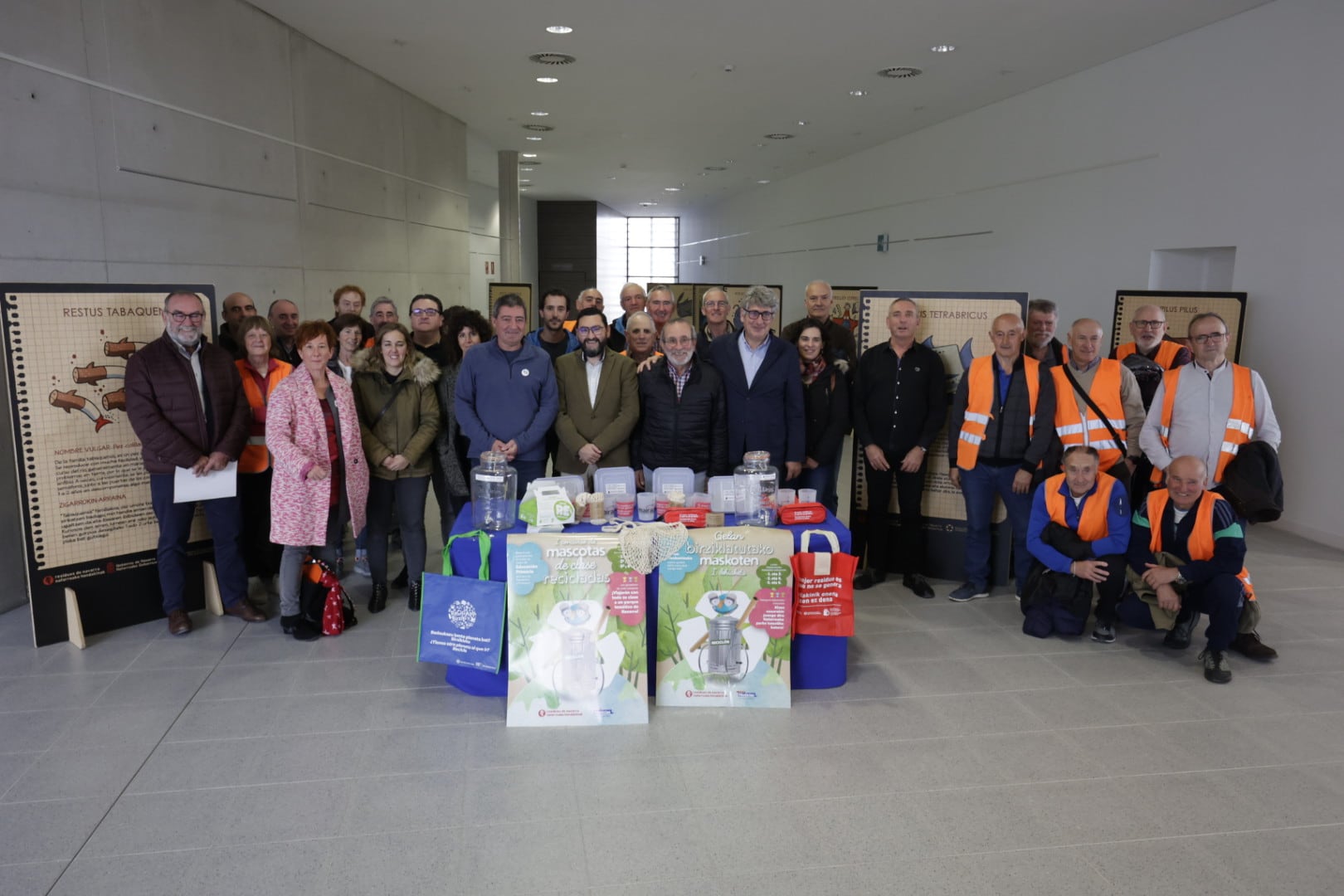 Representantes de Gobierno de Navarra, el Consorcio de Residuos de Navarra y el grupo de voluntariado de la Asociación de Jubilados San Sebastián, la Plataforma Social de Tafalla y Berdesia, durante la presentación de la Semana Europea de la Prevención de Residuos en Tafalla