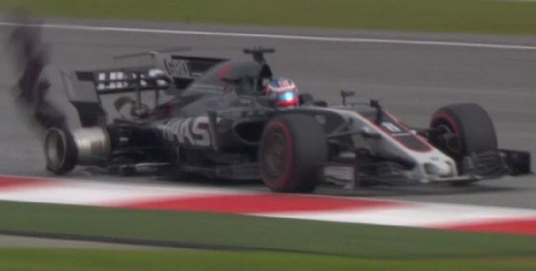 El Haas de Grosjean justo después de pincha en Malasia