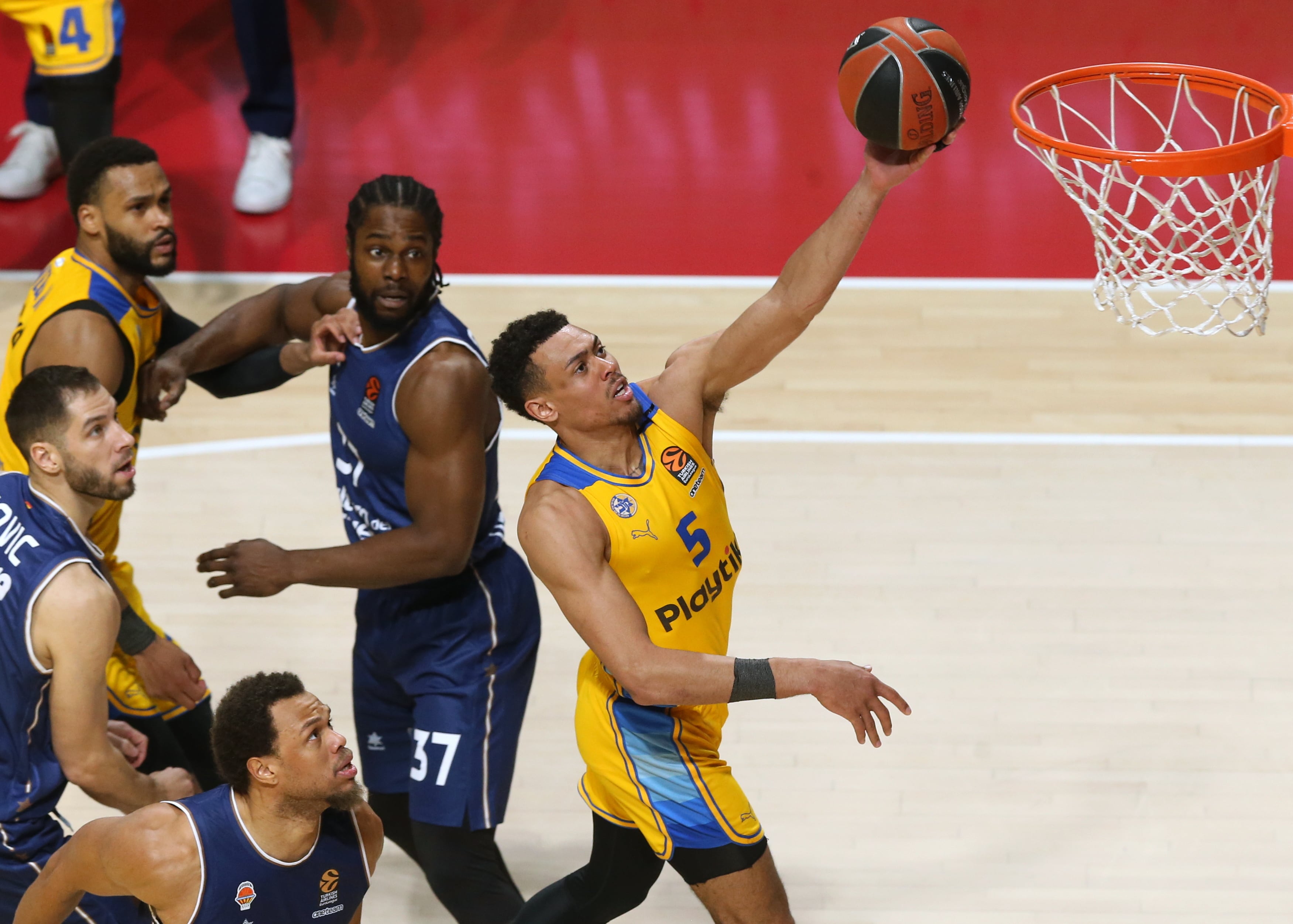 Belgrade (Serbia), 27/03/2024.- Maccabi&#039;s Wade Baldwin IV (R) in action against Valencia&#039;s Justin Anderson (L) during the Euroleague basketball match between Maccabi Tel Aviv and Valencia Basket in Belgrade, Serbia, 27 March 2024. (Baloncesto, Euroliga, Belgrado) EFE/EPA/ANDREJ CUKIC
