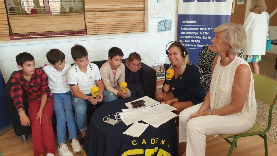 Alumnos del colegio junto a la consejera de educación Marina Lombó en un momento del programa en el colegio Virgen la Velilla de Polientes.